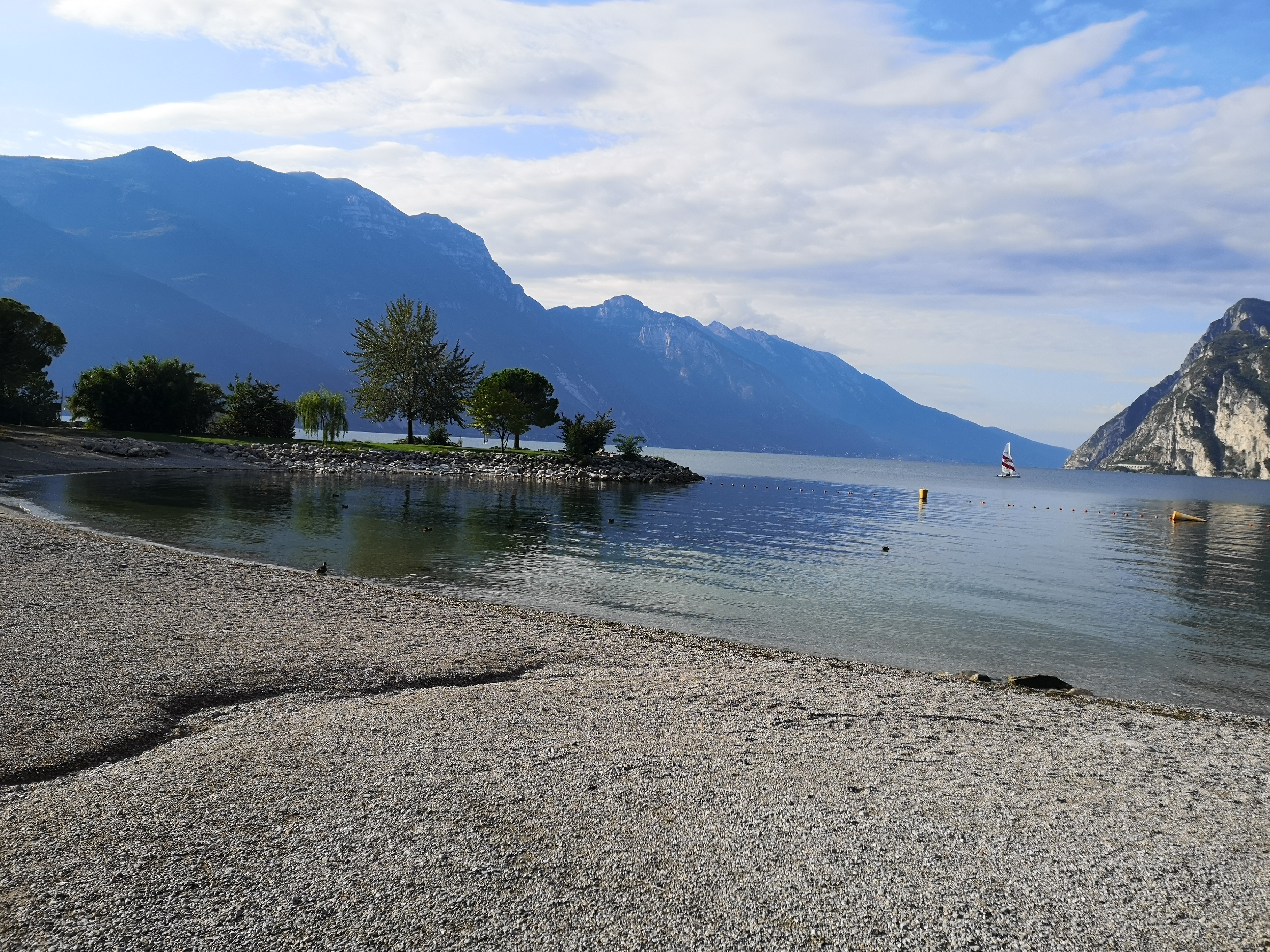 Spiaggia Sabbioni con area relax sul lago